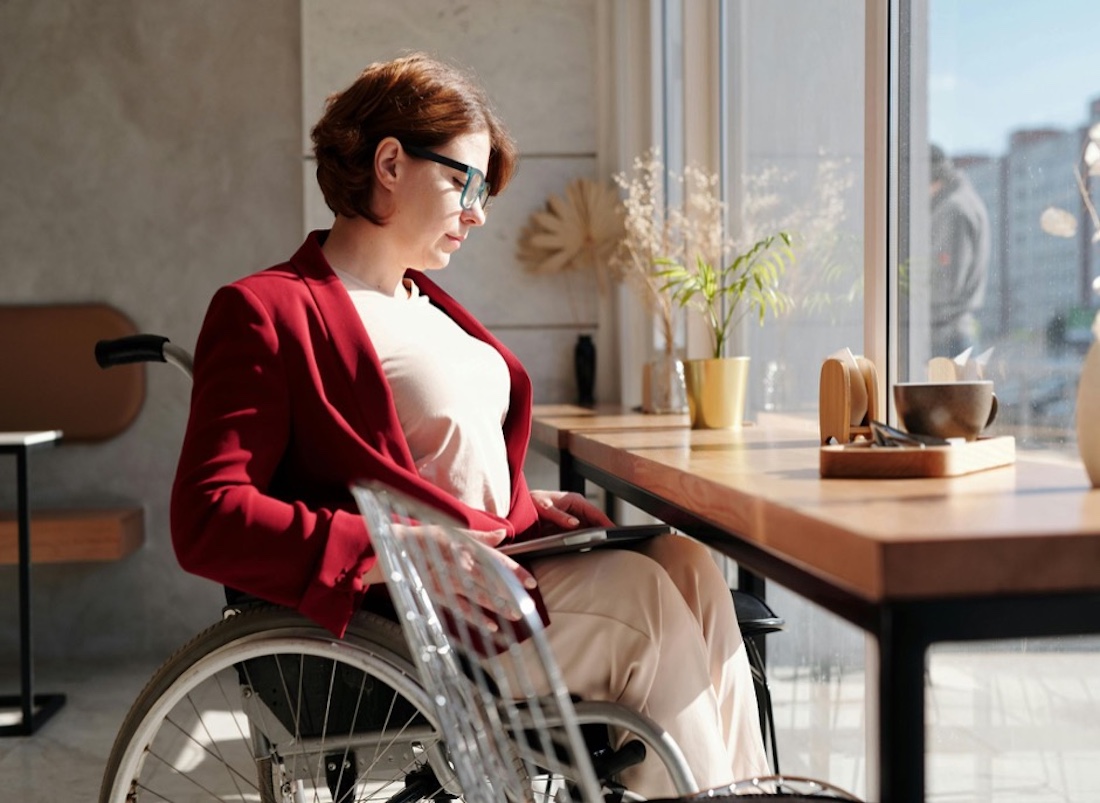 Women in wheelchair at a desk